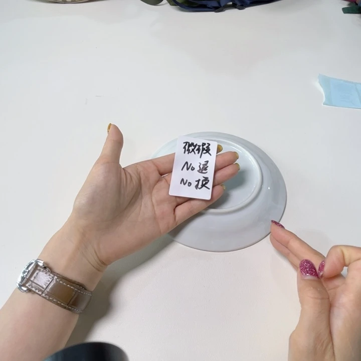 瓷片奶白色，微瑕。。。。。。。。。。。。。。。。