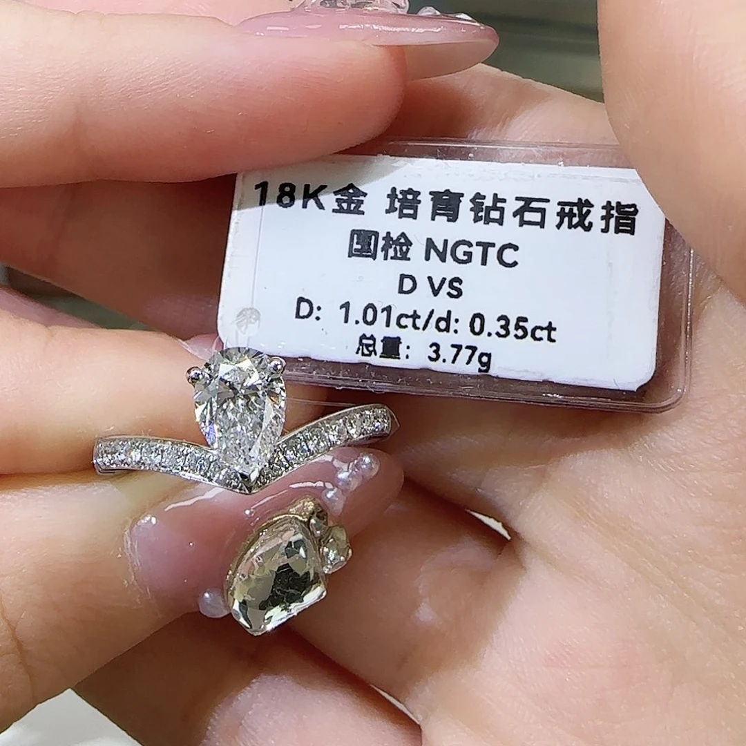 实验室培育钻石18K金镶嵌停**更一卡白鹭