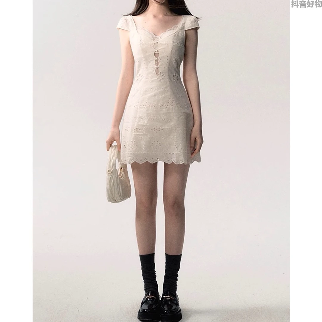 【厂家福利】OAKMO/"悸动的时光"奶油白简约修身蕾丝拼接连衣裙女夏