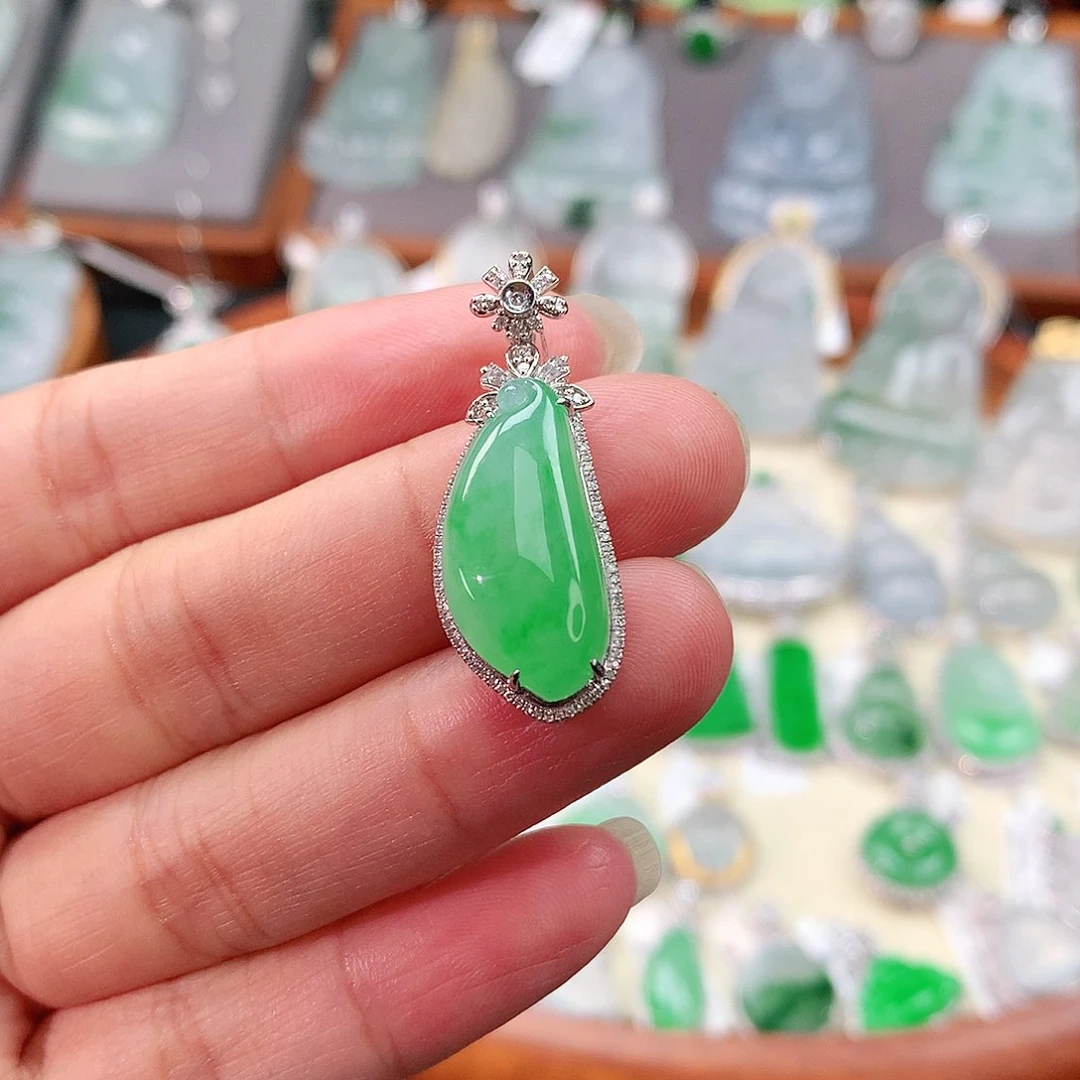 颈饰18K金镶嵌翡翠福瓜