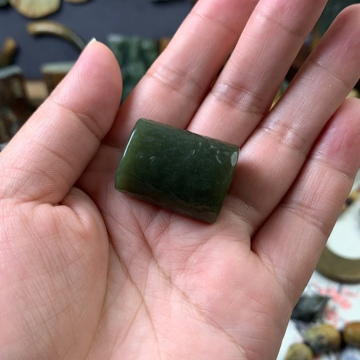 透闪石质玉未镶嵌颈饰