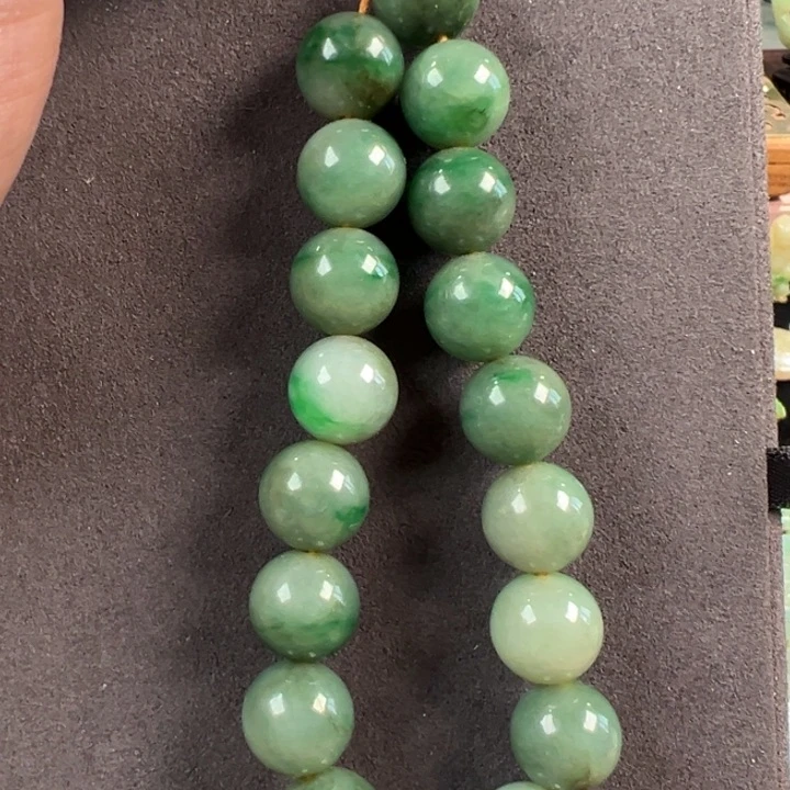 翡翠挂件未镶嵌手持