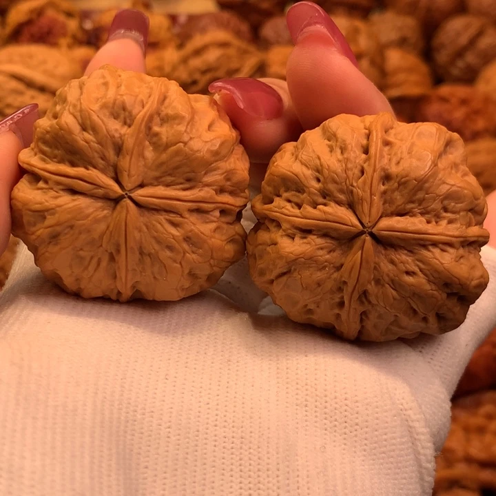 李***，吊坠文玩核桃43………..