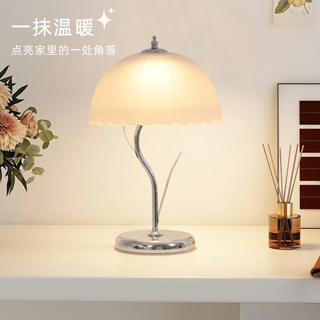 北欧花朵家用桌面床头台灯轻奢高端主卧2025新款创意床头柜台灯