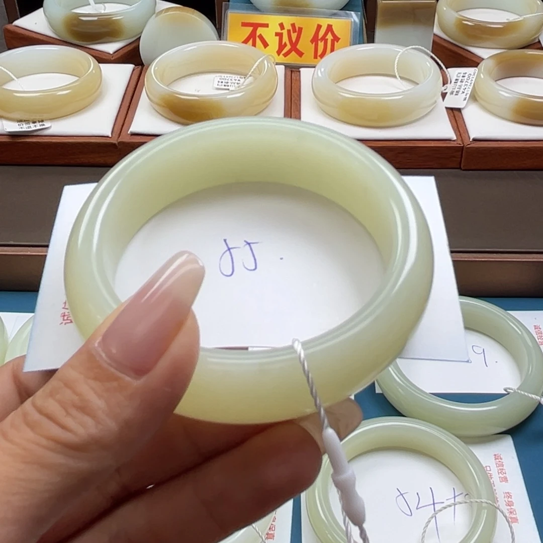未镶嵌手镯和田玉大*子