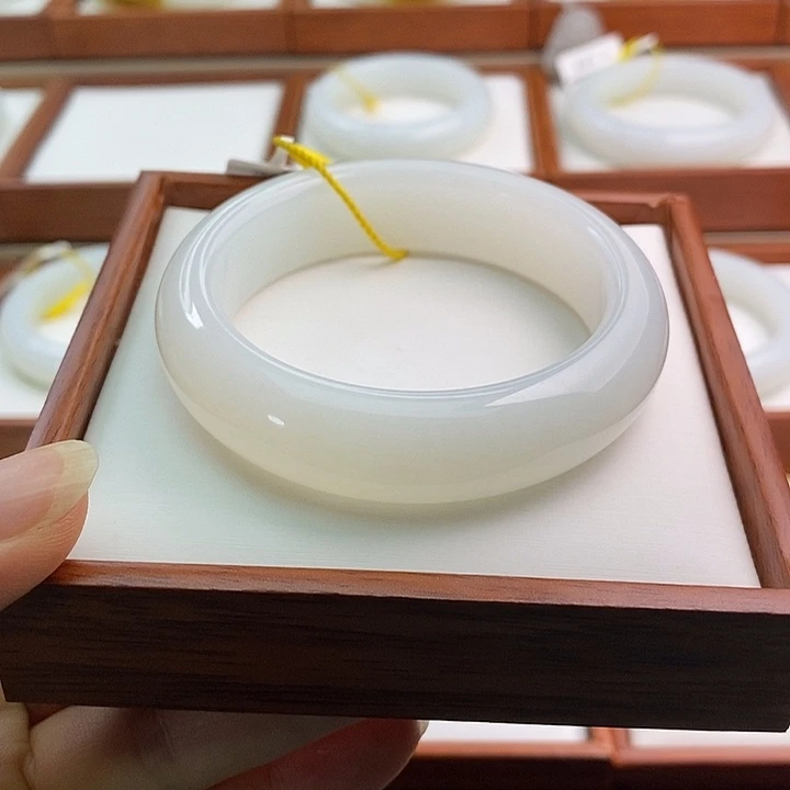 和田玉（白玉）手镯未镶嵌六**?