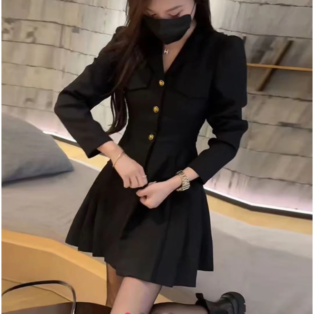 法式轻奢高级感收腰性感连衣裙女2024春秋新款V领显瘦修身A字裙子