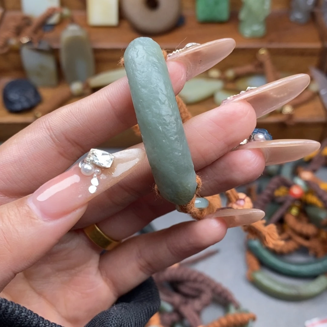 和田玉颈饰未镶嵌是***佐