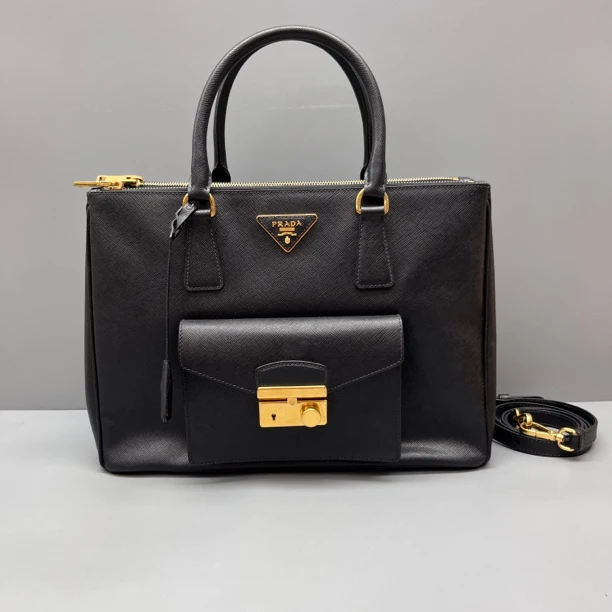 95新 Prada/普拉达 黑金十字纹牛皮杀手包 尺寸34*24 SV17649