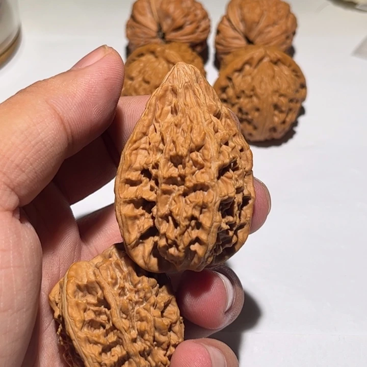 j***文玩核桃吊坠狮子头核桃