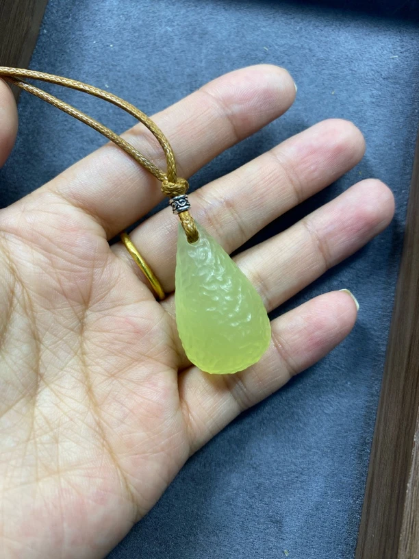 纯天然岫玉纯手工锤纹雕刻挂件