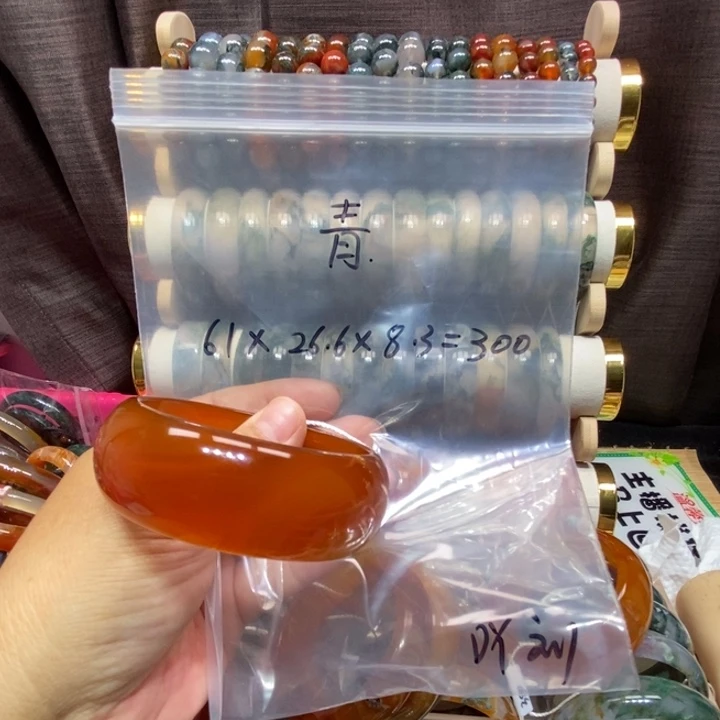手镯玛瑙/玉髓未镶嵌青。  61口。   刘