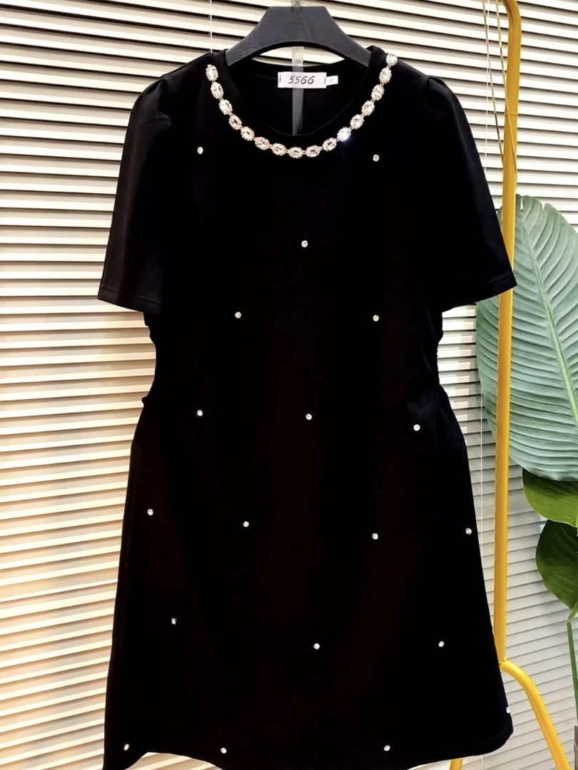 侧腰镂空钉珠2025连衣裙时尚洋气显瘦A字版收腰中长裙