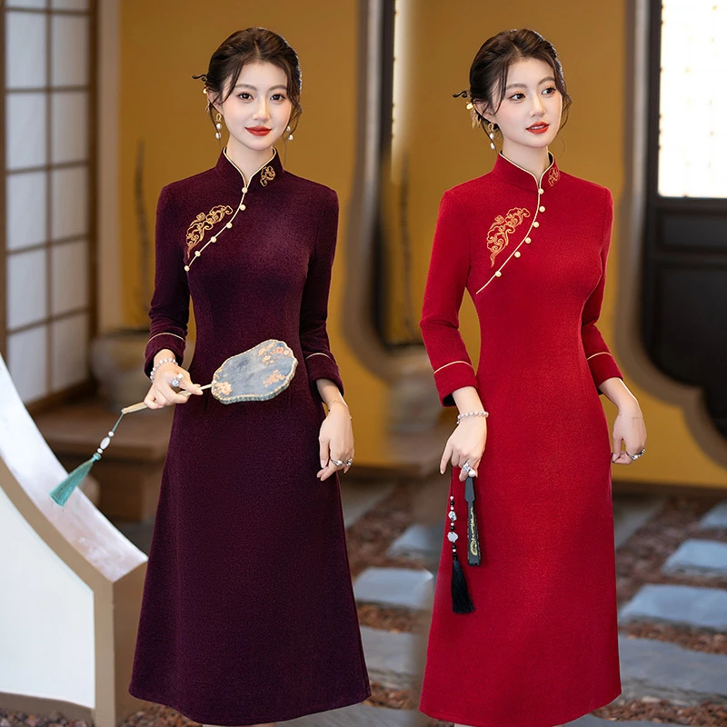 新款刺绣国风新冬季妈妈冬款中式加厚改良女感红色收腰连衣裙秋冬