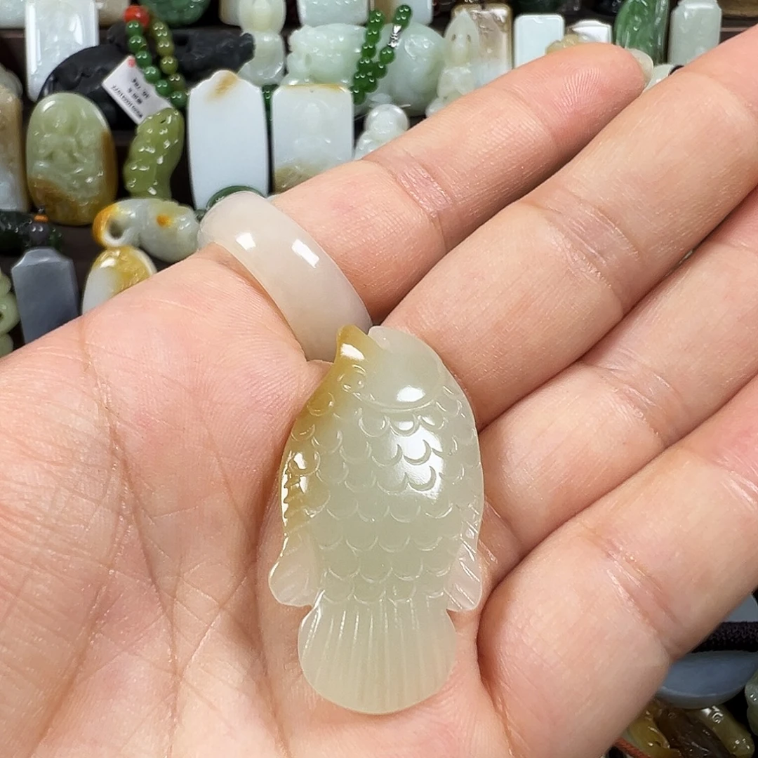 用***丁和田玉未镶嵌颈饰