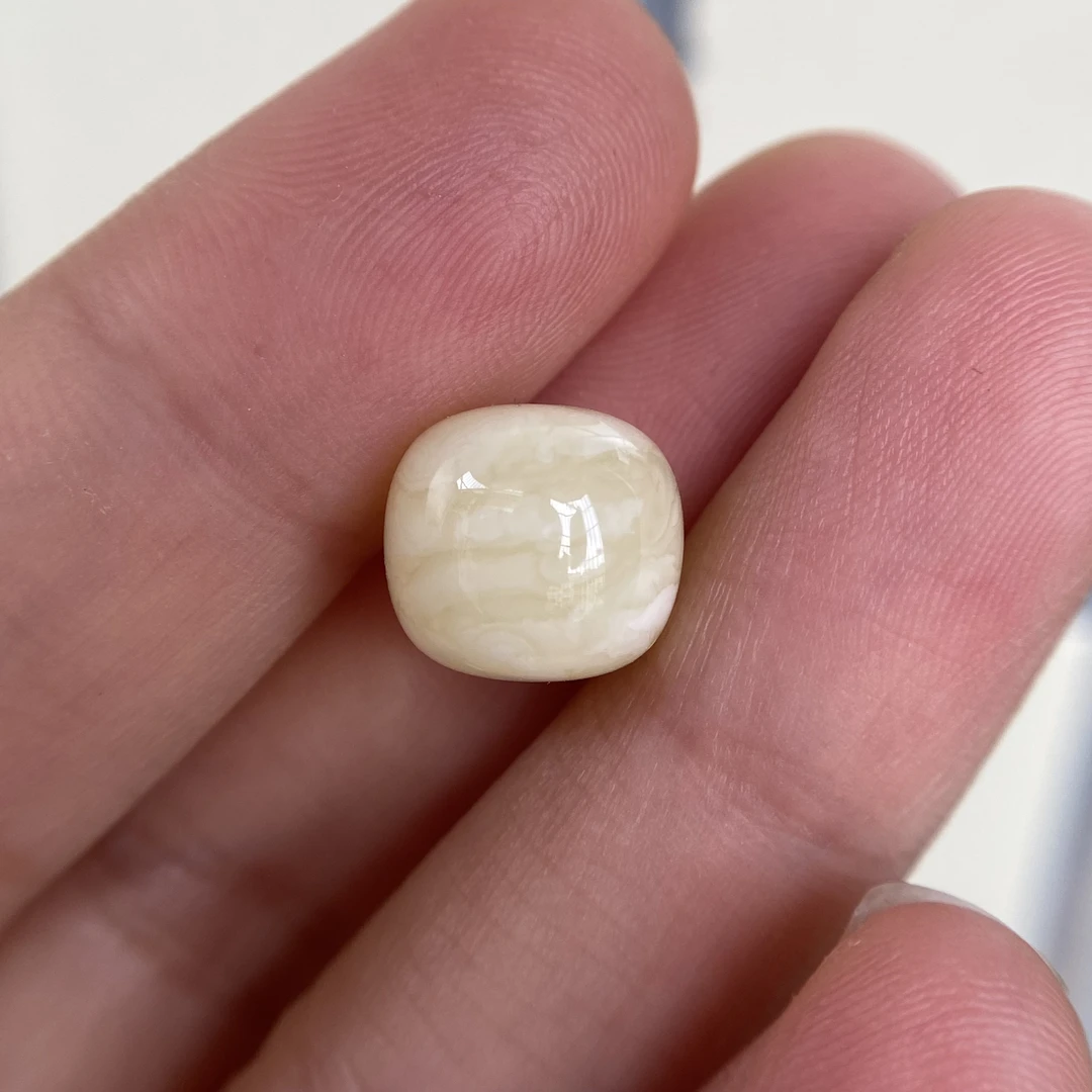 蜜蜡千层虎皮老型配饰11.0×10.0mm，孔边有小坑眼，清货不退