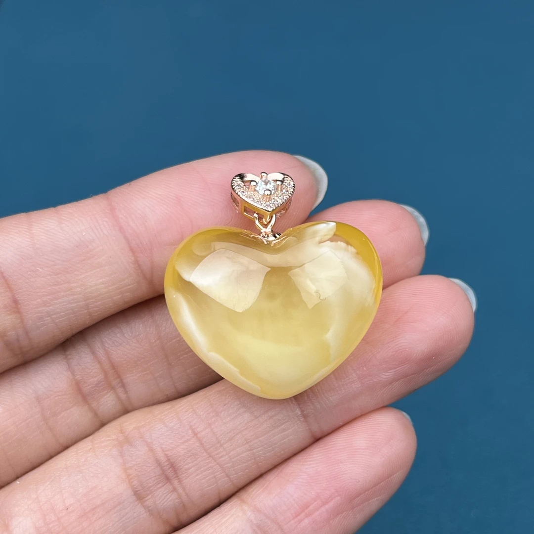 M5253天然俄料蜜蜡爱心吊坠25x20x14mm 4.7克 北京抖音基地发货