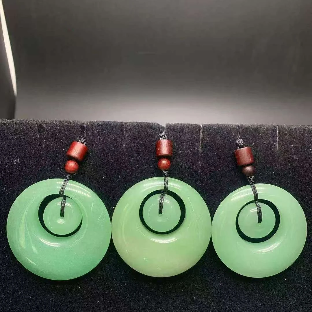 独龙玉石月亮吊坠一枚（多样性发其一）