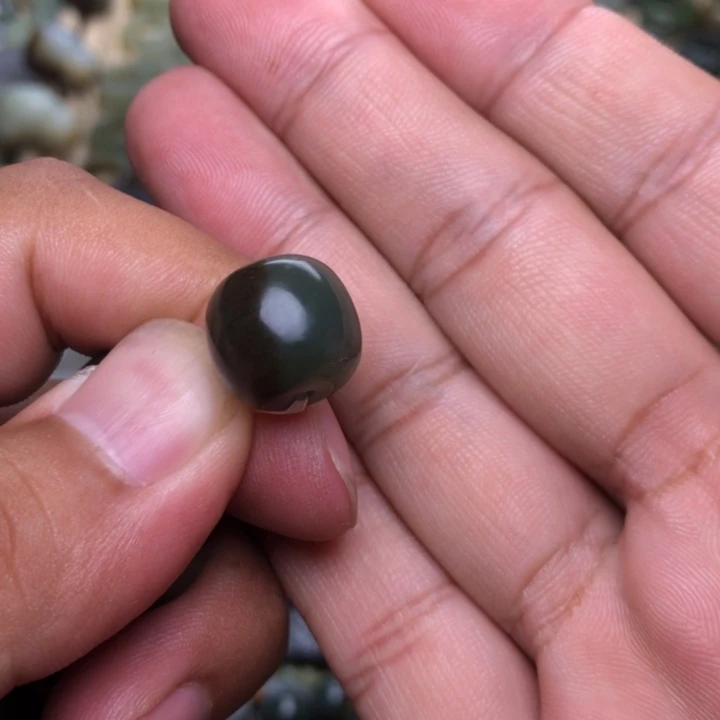 宇***辉和田玉未镶嵌颈饰