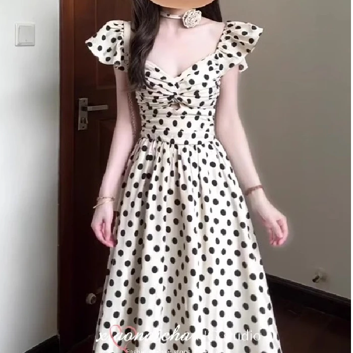 法式度假风小飞袖波点连衣裙女夏季高级感褶皱收腰显瘦长裙连衣裙