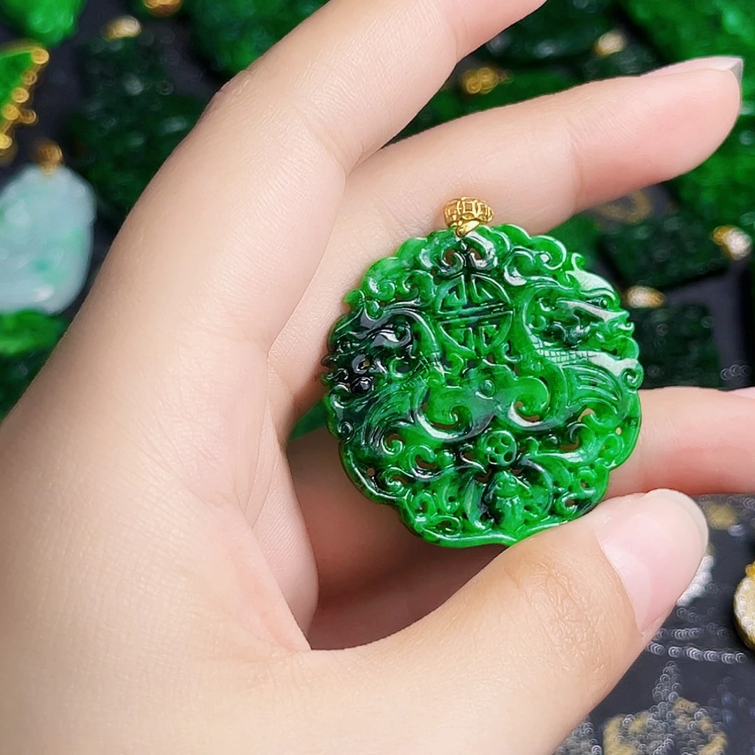 颈饰18K金镶嵌翡翠多样性