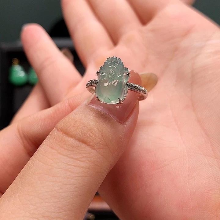 18K金镶嵌挂件翡翠貔貅