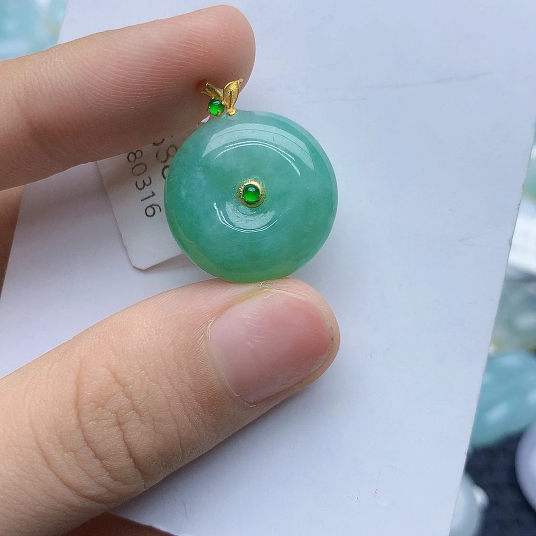 翡翠18K金镶嵌颈饰翡翠