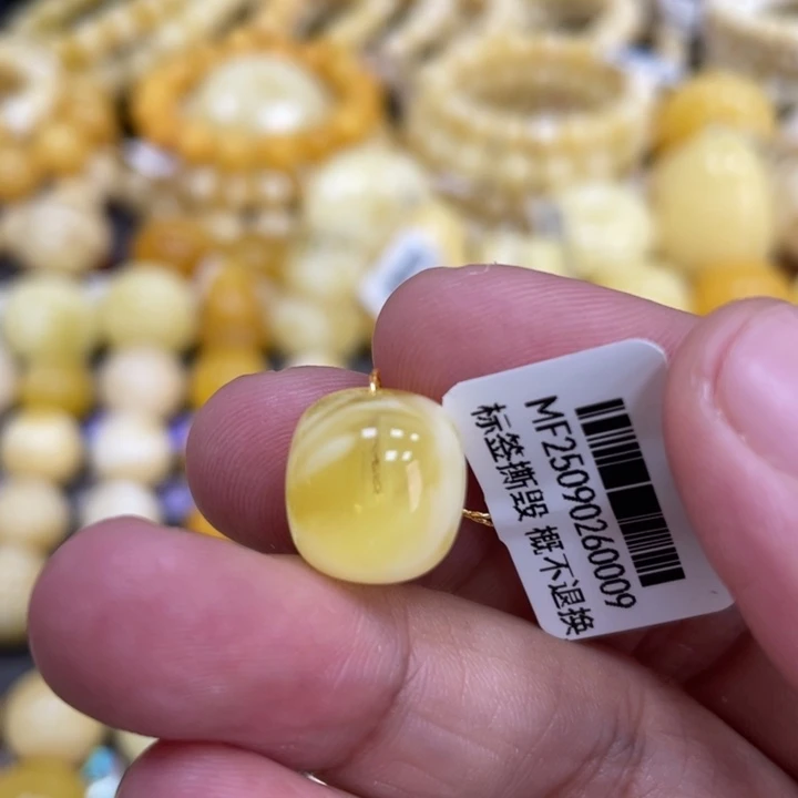 蜜蜡未镶嵌裸石11.8*12mm瑕 金妖溶洞