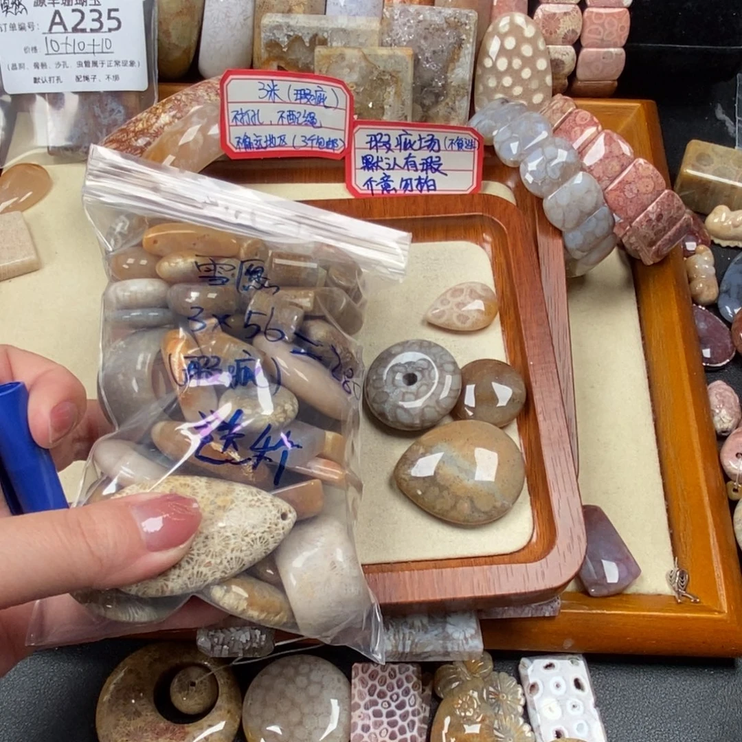 雪***愿未镶嵌颈饰硅化玉