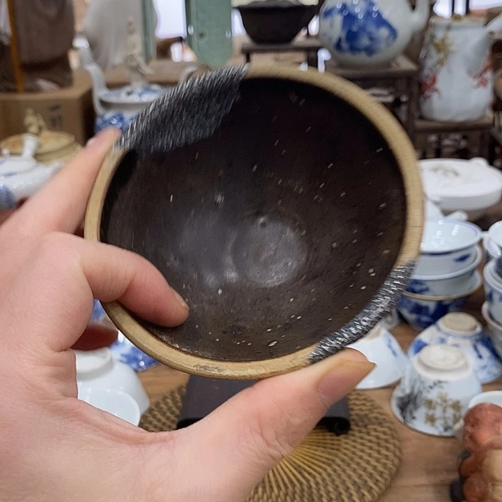 有***聊茶具，我在外面吃饭呢你