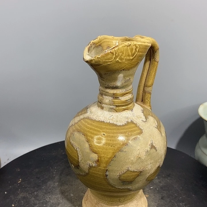 鲁山窑执壶造型独特