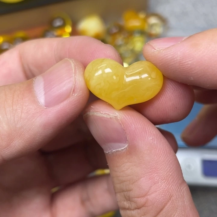 琥珀未镶嵌珠宝奇石