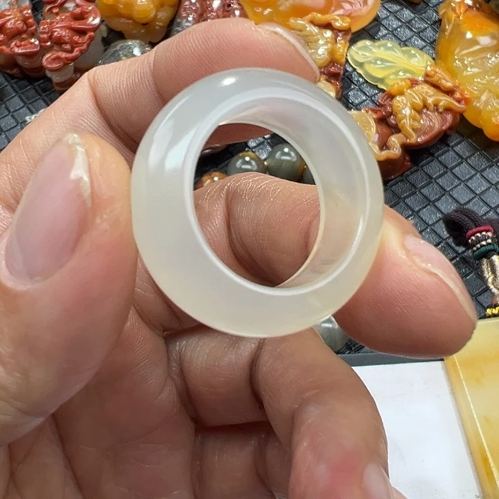 石英质玉（黄龙玉）颈饰未镶嵌