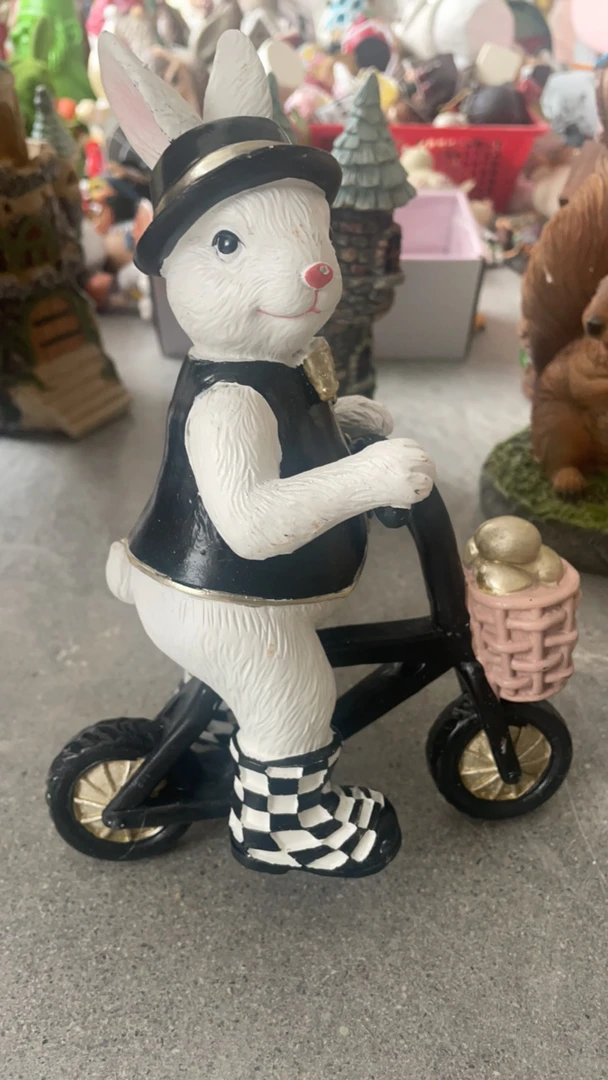创意男彼得兔骑车摆件