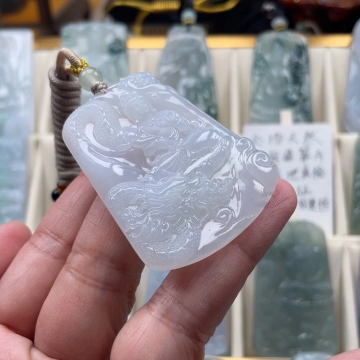 翡翠未镶嵌颈饰玉