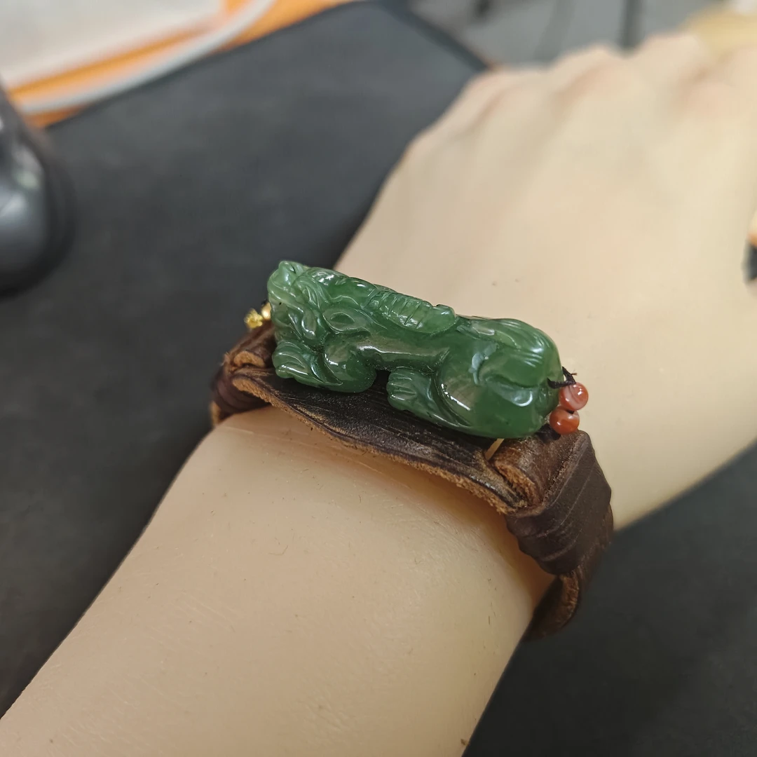 [0052]天然和田碧玉貔貅精美手牌