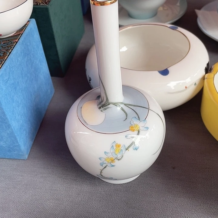 （微瑕）手绘花瓶。