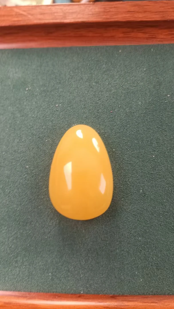 18K金镶嵌蜜蜡吊坠