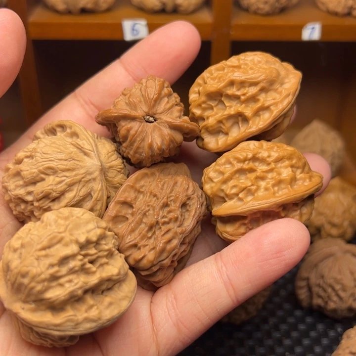 桃核把件闲野狼磐石二金条核桃三对