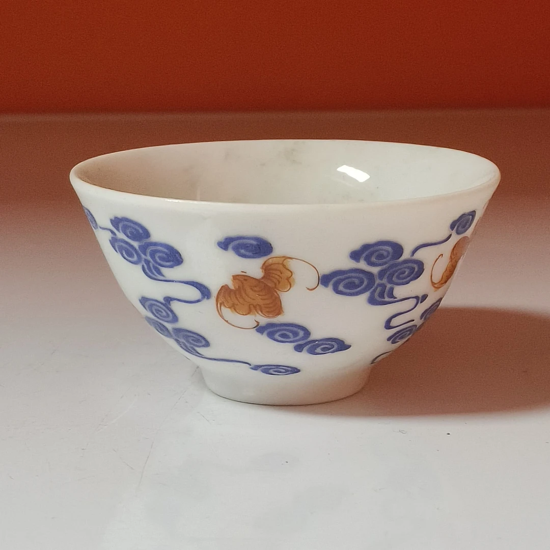 清同治 蓝料矾红彩云蝠纹杯