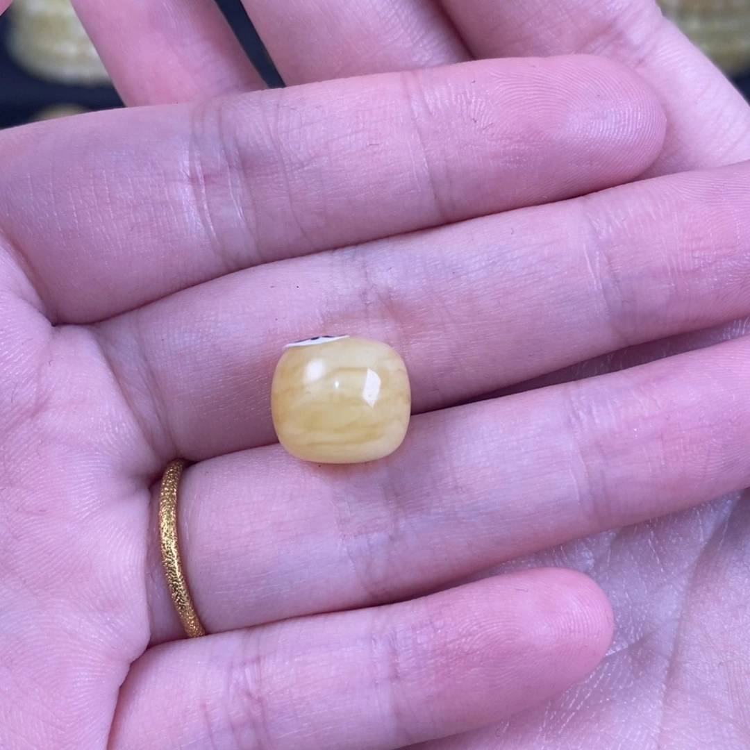 乐***呵蜜蜡未镶嵌珠宝奇石
