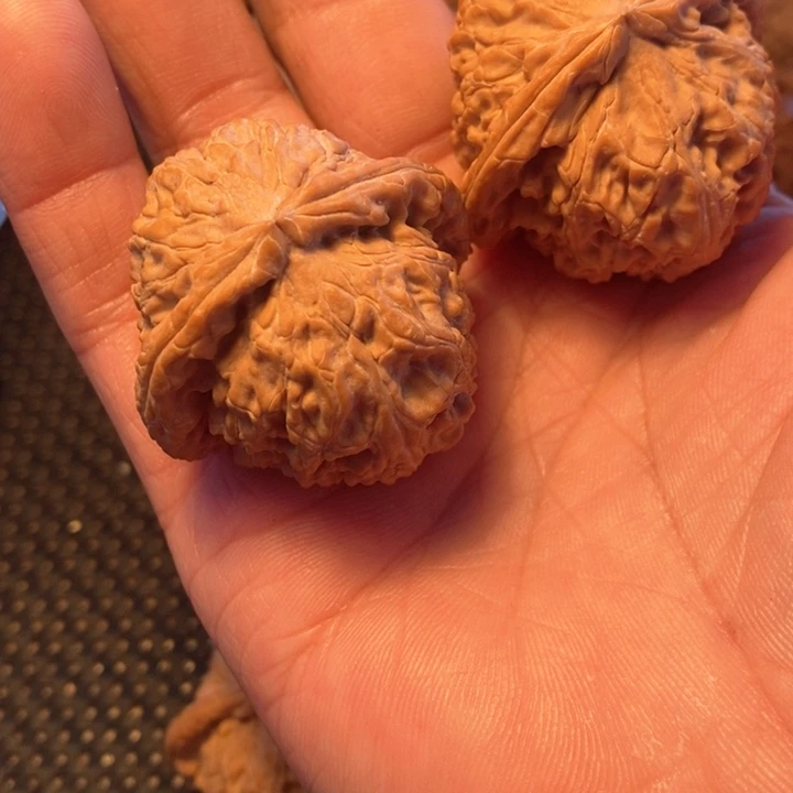 文玩核桃吊坠暮**华白师子41.5