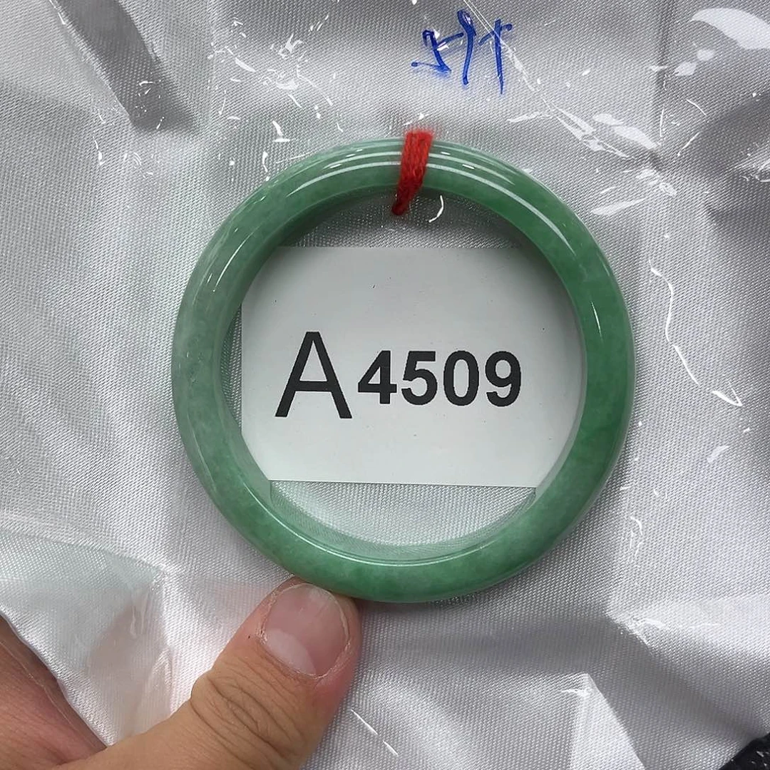 翡翠手镯未镶嵌默认瑕疵
