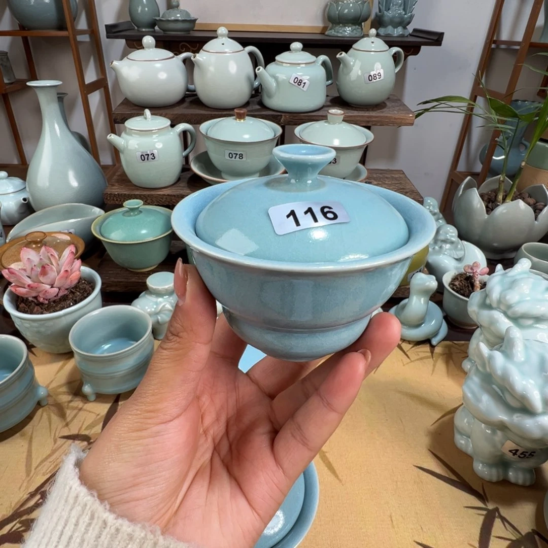 汝瓷原矿釉。        微瑕盖碗。