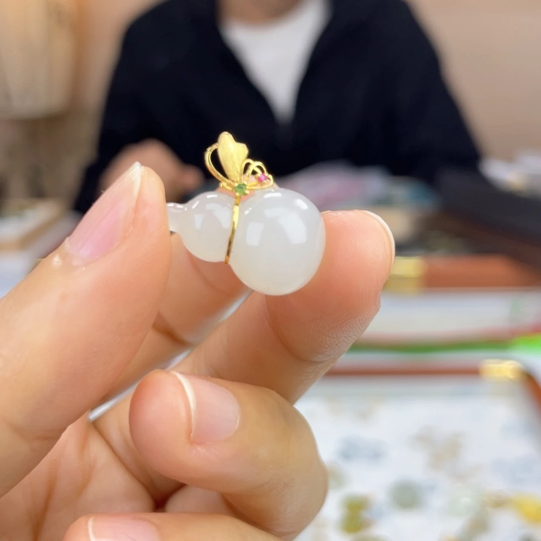 颈饰18K金镶嵌和田玉