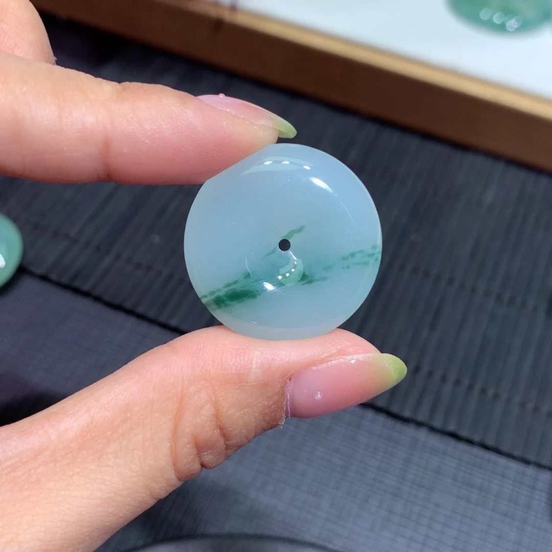 翡翠未镶嵌颈饰平安扣