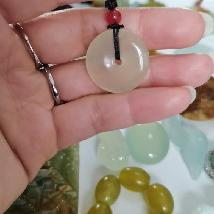 未镶嵌蛇纹石玉吊坠