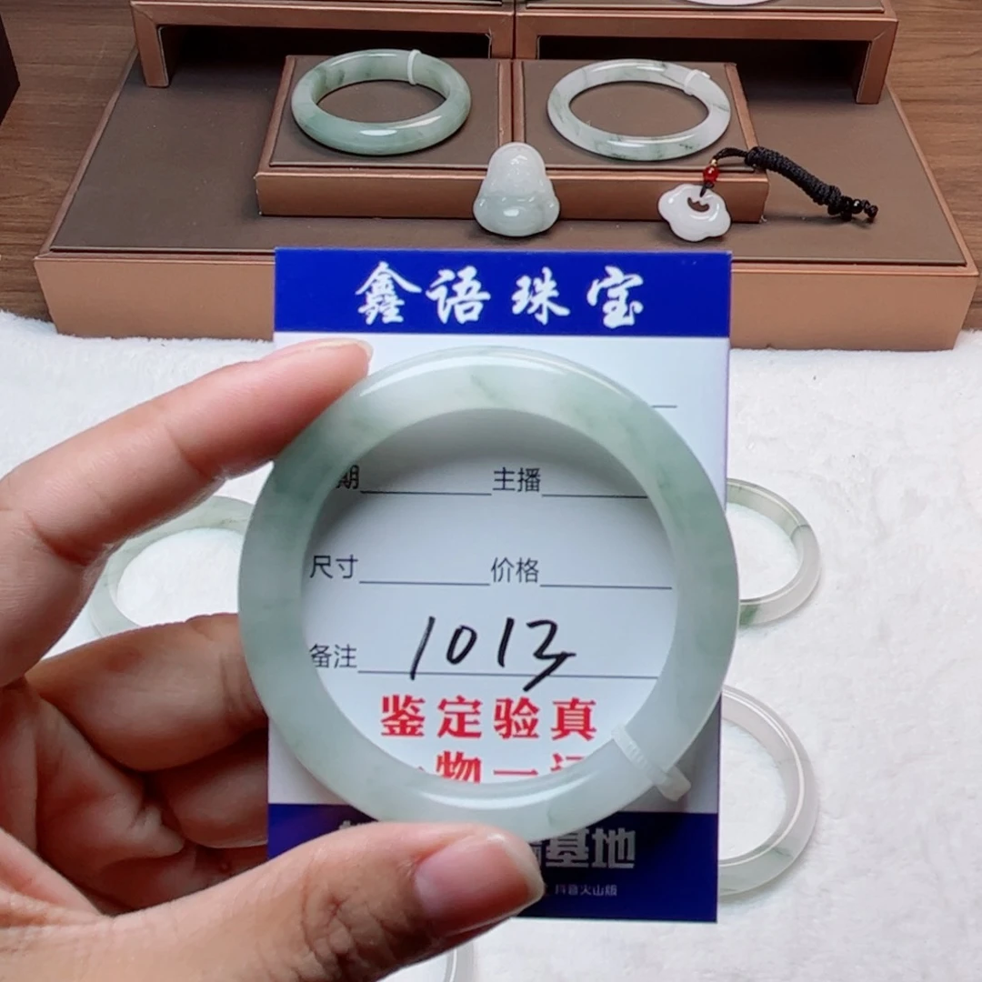 石英质玉手镯未镶嵌荷**?