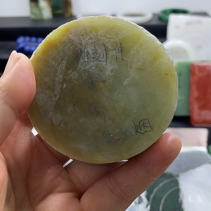 过***烟和田玉未镶嵌颈饰定制