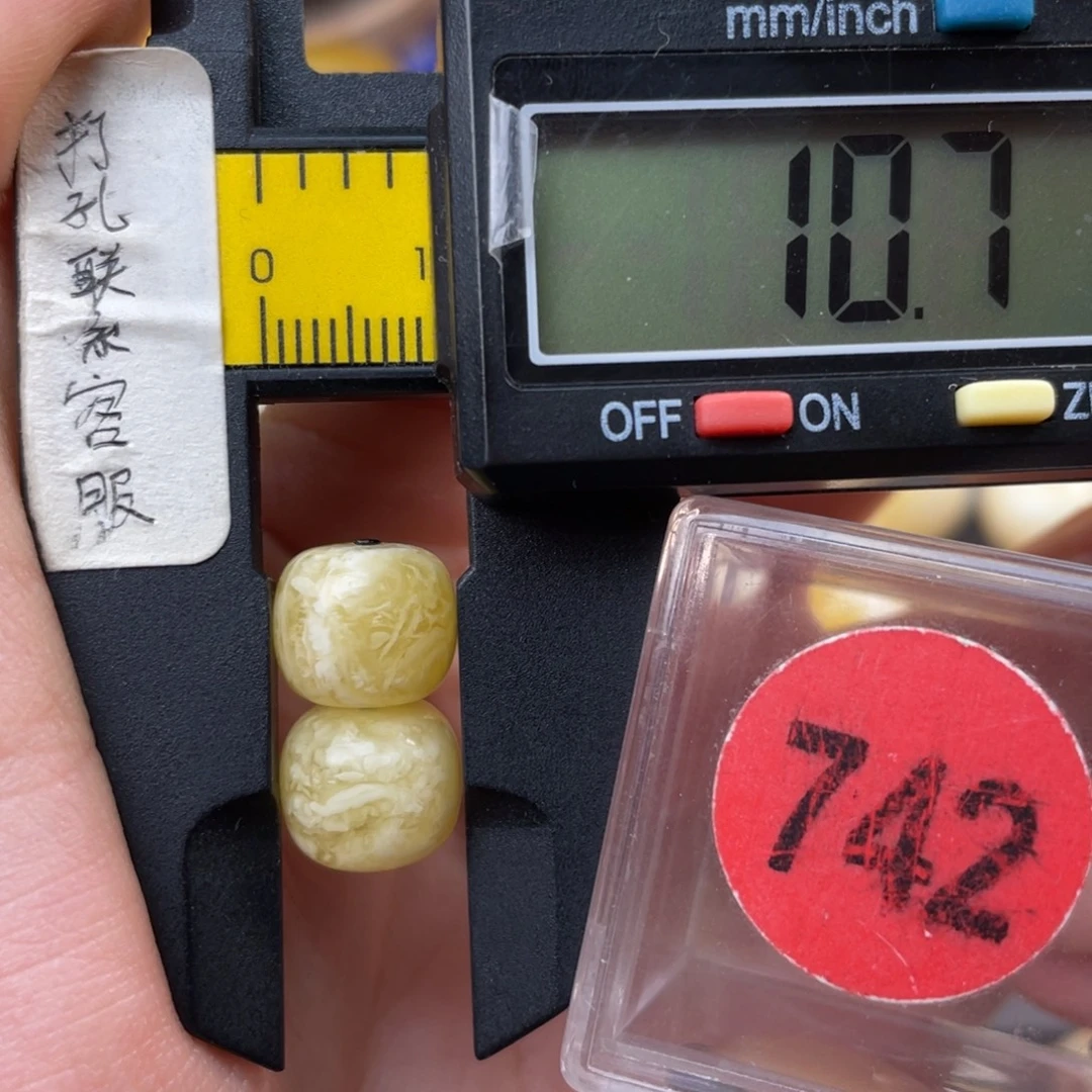 蜜蜡未镶嵌珠宝奇石